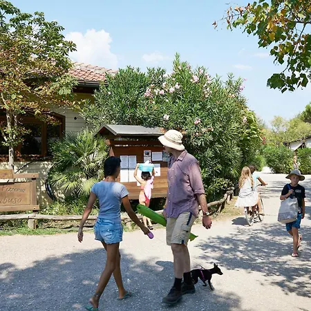 Chalet Comfortable Campsite-chalet G16 Tuscany Near Sea *